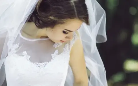 Co założyć na suknię ślubną, aby wyglądać elegancko i czuć się komfortowo