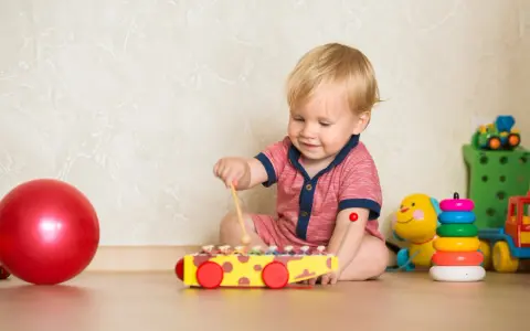 Roczniak: Bezpieczne zabawy sensoryczne w domu? Odkryj proste DIY!