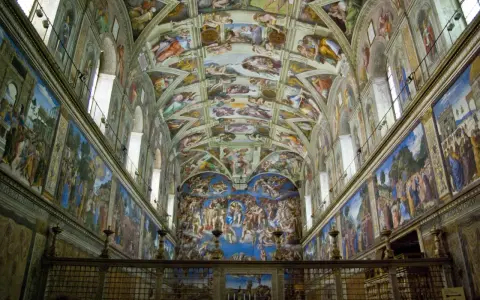 La Cappella Sistina, capolavoro di chi ha dipinto la cappella Sistina, con affreschi mozzafiato sul soffitto e sulle pareti.