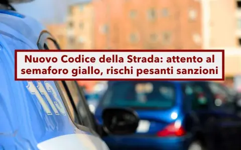Polizia e auto in coda. Nuovo Codice della Strada: attento al semaforo giallo, rischi pesanti sanzioni.