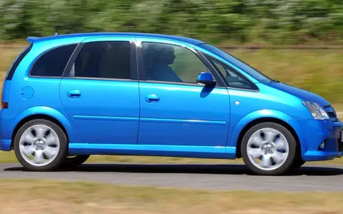Niebieski Opel Meriva 1.6 benzyna w ruchu, z rozmytym tłem.