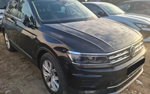 Czarny Volkswagen Tiguan, auto zastępcze z OC sprawcy, stoi na parkingu.