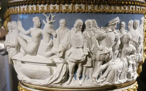 Bas-relief de style Jean Goujon : une nymphe couchée avec un cerf, entourée de figures de la Renaissance.
