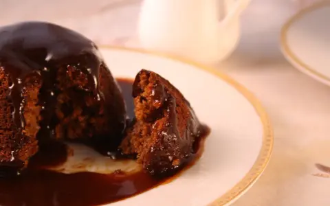 Pyszny Sticky Toffee Pudding przepis. Czekoladowy deser polany sosem toffee, idealny na deser.