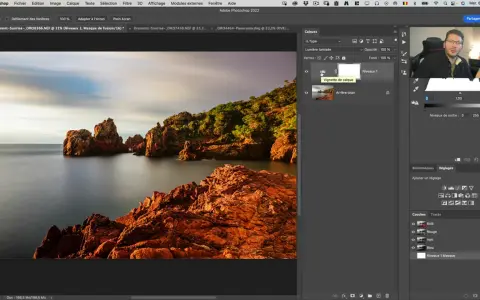 Paysage rocheux au bord de la mer, avec un ciel doux. L'interface Photoshop montre un calque "Vignette de calque", suggérant un effet soleil créé avec Photoshop.