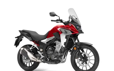 Honda CB500X rossa, agile e leggera. Il suo peso contenuto la rende perfetta per ogni avventura.