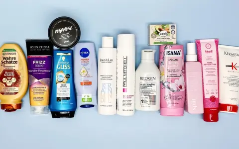 Eine Auswahl an **Conditioner**-Produkten für verschiedene Haartypen, darunter Garnier, Lush, Nivea, Redken und Khadi.