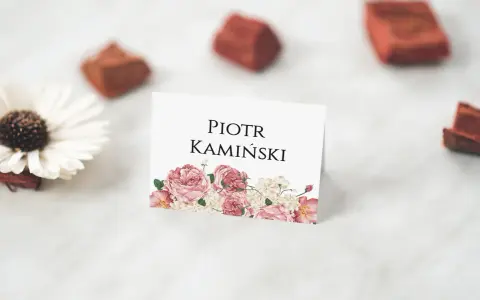 Eleganckie winietki dla rodziców z imieniem i nazwiskiem Piotra Kamińskiego, ozdobione bukietem różowych kwiatów.