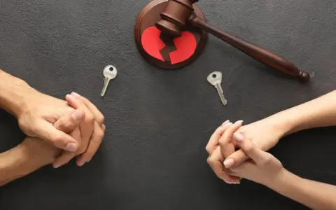 Sądowy młotek, złamane serce i klucze symbolizują unieważnienie małżeństwa.