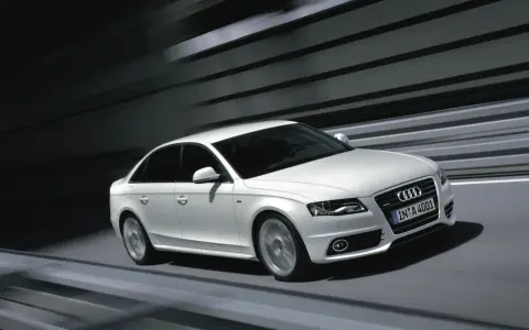 Białe Audi A4 B8 2.0 TDI 143KM w ruchu, z widocznymi felgami i grillem.