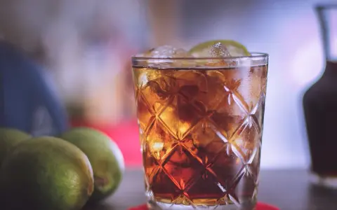 Jak zrobić idealne whisky z colą? Proporcje i sekrety