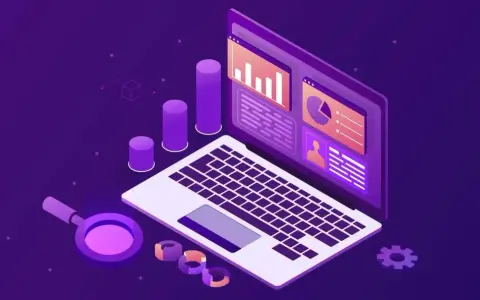 Laptop z wykresami i lupą, symbolizujące analizę danych w trendy ecommerce.