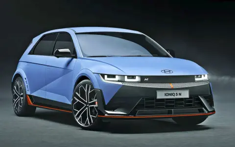 Niebieski Hyundai Ioniq 5 N z pomarańczowymi akcentami i sportowymi felgami.
