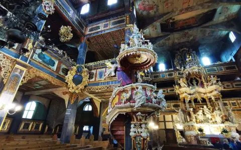 Wnętrze Katedry w Świdnicy zachwyca bogactwem zdobień, malowideł i rzeźb. Widać tu barokowy ołtarz i ambonę.
