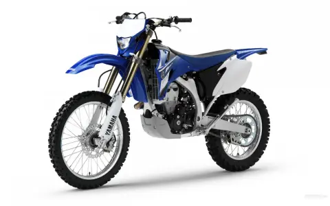 Niebiesko-biały motocykl Yamaha WR450. Sprawdź yamaha wr 450 dane techniczne, by poznać jego możliwości.