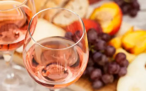 Idealny przepis na wino brzoskwiniowe: orzeźwiający różowy napój z owocami, serem i pieczywem.