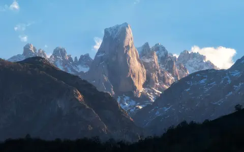 Majestuosas montañas nevadas, un paisaje que evoca la diferencia entre parque nacional y parque natural.