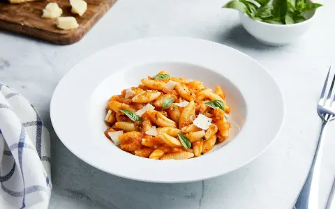 Ein Teller Gnocchetti Sardi mit Tomatensauce, Parmesan und Basilikum. Ein köstliches Gnocchetti Sardi Rezept zum Nachkochen.