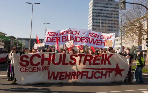 Giovani in protesta con uno striscione "Scuola contro la leva obbligatoria". Una vera lotta senza quartiere per la pace.