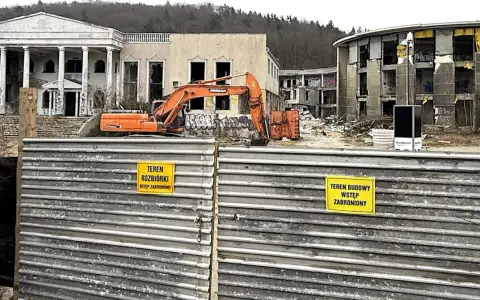 Ruiny hotelu Murat w Redzie, plac budowy z koparką. Znak "teren rozbiórki, wstęp zabroniony" sugeruje, dlaczego hotel upadł.