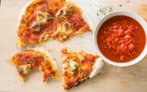 Jaki sos do pizzy? Przepisy na klasykę i nowe smaki.