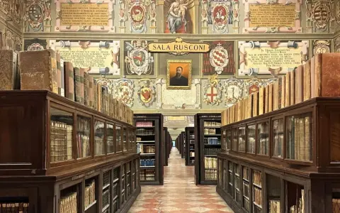 Wnętrze biblioteki, gdzie znajdują się zabytkowe księgi, przypomina o bogatej historii najstarszego uniwersytetu na świecie.