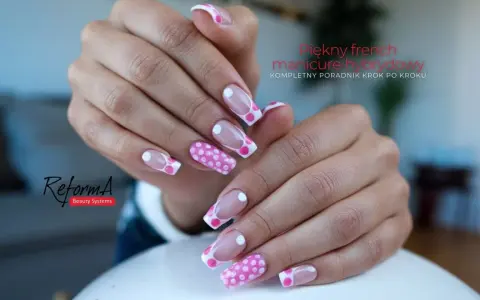 Dłonie z pięknym frenchem ze wzorkiem w różowe kropki. Klasyczny french manicure hybrydowy w nowej odsłonie.