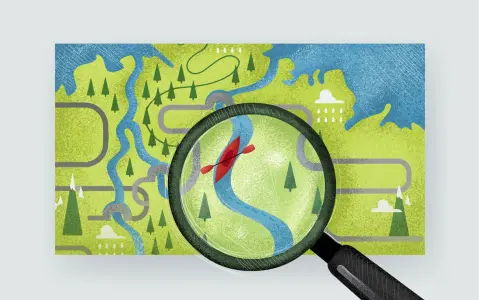 Mapa z zaznaczonym szlakiem kajakowym. Pod lupą widać czerwoną kajak płynącą po błękitnej rzece, otoczonej zielenią i drzewami.