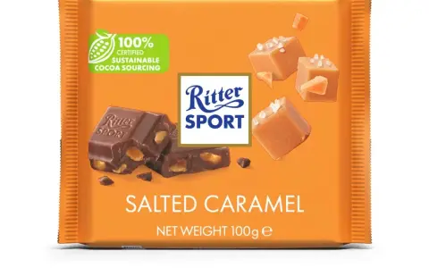 Czekoladki Ritter Sport o smaku solonego karmelu, z kawałkami karmelu i orzechów. 100% zrównoważone pozyskiwanie kakao.