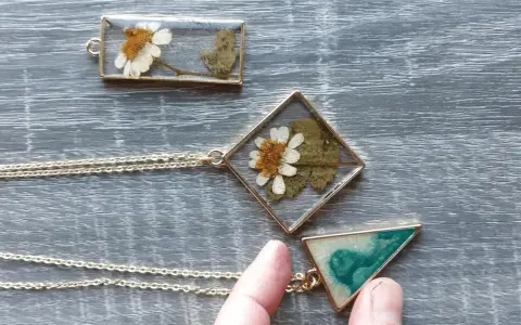 Collane con fiori secchi e resina, un'idea per gioielli in legno fai da te unici.