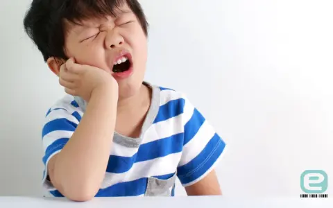 Dziecko boli ząb? Sprawdzone domowe sposoby i kiedy do dentysty