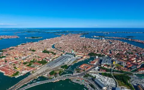 Luftaufnahme von Venedig mit Kanälen und Gebäuden. Hier kann man viel entdecken, von Gondelfahrten bis zu historischen Stätten.