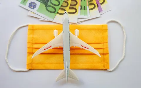 Samolot, maska i euro. Zastanawiasz się, jak odwołać lot Ryanair?