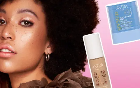 Modella con pelle luminosa e prodotti Astra: fondotinta e stick solare. Si può mettere il fondotinta sopra la crema solare per un look perfetto.