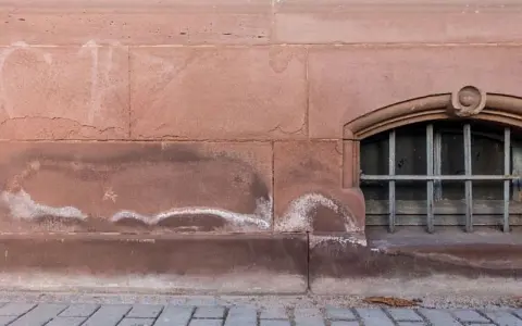 Plamy na murze starego domu sugerują problem z wilgocią. Dowiedz się, jak pozbyć się wilgoci w starym domu, by chronić jego fundamenty.