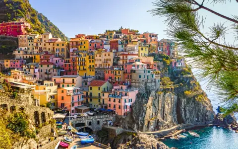 Manarola, Liguria: un'idea perfetta per dove andare in vacanza a settembre in Italia, con case colorate a picco sul mare.