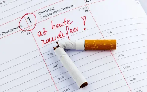 Ein Kalenderblatt mit dem Datum 1. markiert und der Aufschrift "ab heute rauchfrei!". Eine zerbrochene Zigarette liegt darauf. Ein Symbol für eine raucherlunge nach 5 jahren.