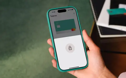 Mano sujetando un móvil con la app de N26 abierta, mostrando una tarjeta y un icono de candado. Ideal para pagos seguros con n26 bizum.