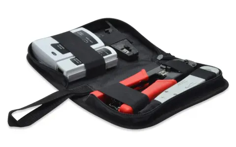 Netzwerk-Werkzeugset mit Kabeltester, Crimpzange und Werkzeugen in einer schwarzen Tasche.