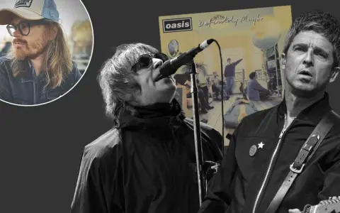 Liam och Noel Gallagher, medlemmar av Oasis, framför en bild av albumet "Definitely Maybe". En annan man syns i en cirkel till vänster.