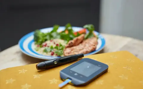 Glukometr i posiłek na talerzu. Zastanawiasz się, dlaczego masz wysoki cukier na czczo?