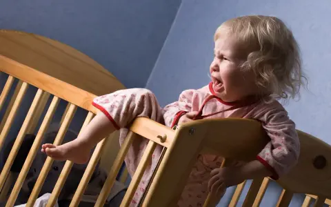 Jak oduczyć dziecko zasypiania na rękach i zapewnić mu spokój