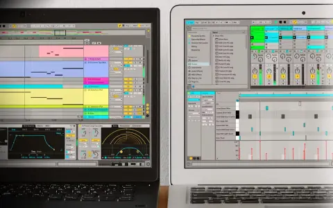 Dos ordenadores muestran software de producción musical, con pistas de audio y MIDI. Ideal para crear música sin licencia.