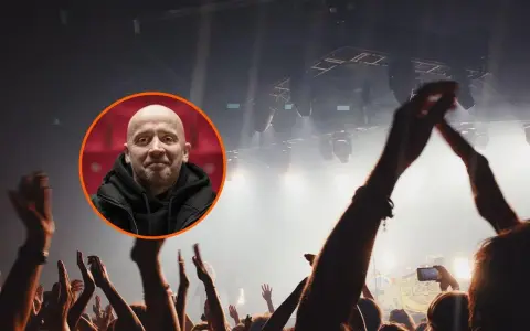 Peja na koncercie w Zielonej Górze. Tłum fanów z podniesionymi rękami, w tle scena z oświetleniem.