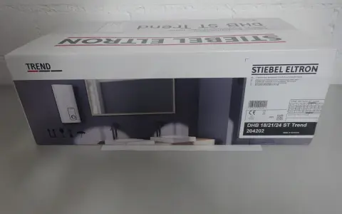 Verpackung eines STIEBEL ELTRON DHB 18/21/24 ST Trend Durchlauferhitzers. Das Gerät ist für Komfort und Effizienz ausgelegt.