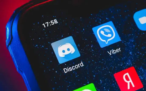 Ikona Discord na ekranie telefonu. Chcesz wiedzieć, jak dodać bota muzycznego na DC?