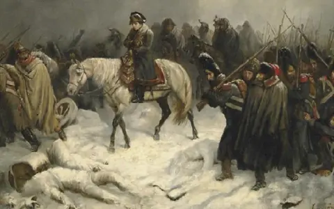 Napoleon in Deutschland: Soldaten im Schnee, ein Reiter auf einem weißen Pferd, im Hintergrund eine marschierende Armee.