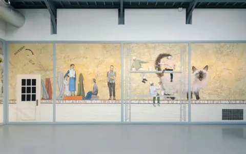 Une fresque de Lucy McKenzie dépeint des personnages sur une carte du monde, avec un grand chat siamois et des échafaudages.