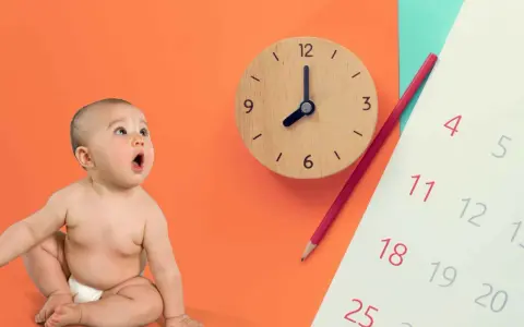 Maluch z otwartymi ustami patrzy w górę, jakby czekał na kolejny 4 skok rozwojowy. Obok zegar i kalendarz z zaznaczonymi dniami.