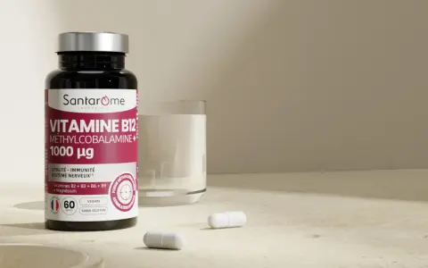 Bouteille de vitamine B12 Santarôme, 1000 µg, avec un verre de lait et des gélules. Idéal pour la vitalité et le système nerveux.